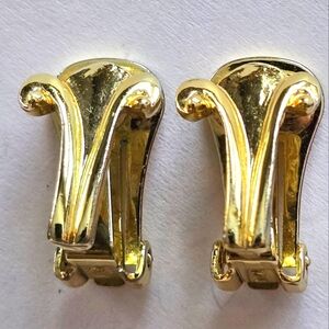 Vintage V earrings Aries zodiac horoscope